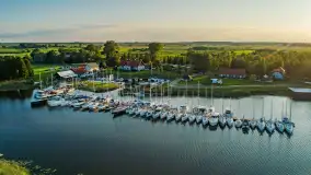 Wieczór w Marinie Górkło z drona, koniec lipca 2025 r. - zdjęcie 4