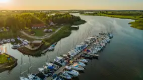 Wieczór w Marinie Górkło z drona, koniec lipca 2025 r. - zdjęcie 24