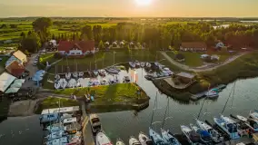 Wieczór w Marinie Górkło z drona, koniec lipca 2025 r. - zdjęcie 18