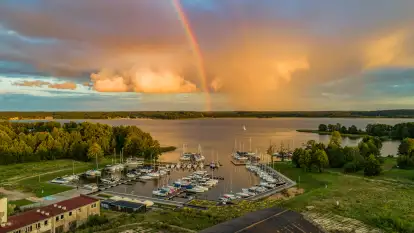 Zachód słońca z tęczą w tle, przystań Nautica, sierpień 2025 r.