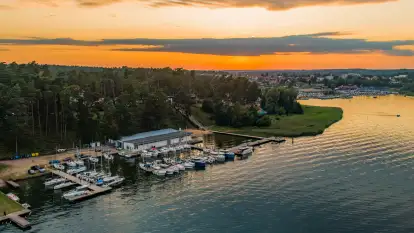 Resort Niegocin po zachodzie słońca na zdjęciach, sierpień 2025 r.