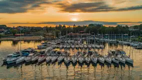 Port PTTK o zachodzie słońca z drona, sierpień 2025 r. - zdjęcie 2