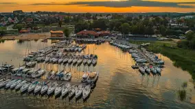 Port PTTK o zachodzie słońca z drona, sierpień 2025 r. - zdjęcie 18