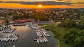 Port PTTK o zachodzie słońca z drona, sierpień 2025 r. - zdjęcie 11