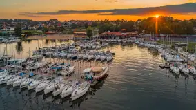 Port PTTK o zachodzie słońca z drona, sierpień 2025 r. - zdjęcie 20