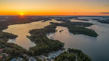 Zachód słońca z drona nad jeziorem Tajty i Piękną Góra, sierpień 2025 r.