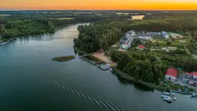 Zachód słońca z drona nad jeziorem Tajty i Piękną Góra, sierpień 2025 r. - zdjęcie 18