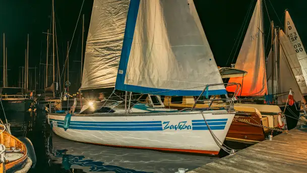 XXVI Zlot Klubu Jacht Oldtimer - nocne podniesienie żagli 2025 - zdjęcie 6