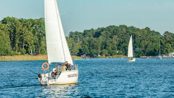 Żagle i ruch na jeziorze Kisajno, ostatnie dni lata, wrzesień 2025 r. - zdjęcie 9