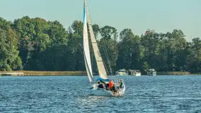 Żagle i ruch na jeziorze Kisajno, ostatnie dni lata, wrzesień 2025 r. - zdjęcie 51