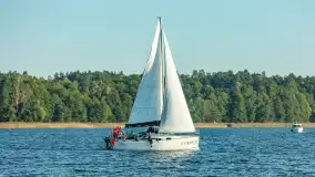 Żagle i ruch na jeziorze Kisajno, ostatnie dni lata, wrzesień 2025 r. - zdjęcie 32