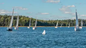 Jezioro Kisajno pełne jachtów, trwa żeglarski wrzesień 2025 - zdjęcie 17
