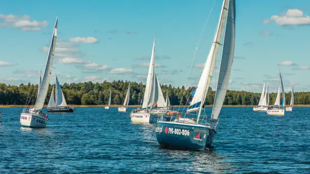 Jezioro Kisajno pełne jachtów, trwa żeglarski wrzesień 2025 - zdjęcie 1