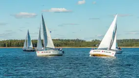 Jezioro Kisajno pełne jachtów, trwa żeglarski wrzesień 2025 - zdjęcie 41