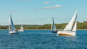 Jezioro Kisajno pełne jachtów, trwa żeglarski wrzesień 2025 - zdjęcie 52