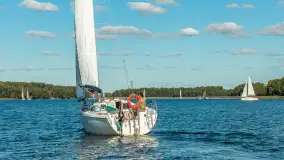 Jezioro Kisajno pełne jachtów, trwa żeglarski wrzesień 2025 - zdjęcie 58
