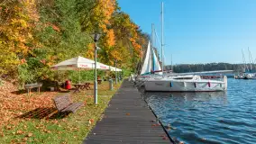 Jesienne kadry w porcie Pod Dębem, nad jeziorem Nidzkim, październik 2025 r. - zdjęcie 21