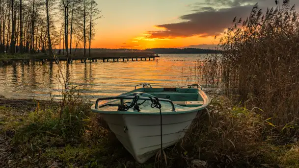 Zachód słońca nad jeziorem Bocznym w Rydzewie, listopad 2025 r.