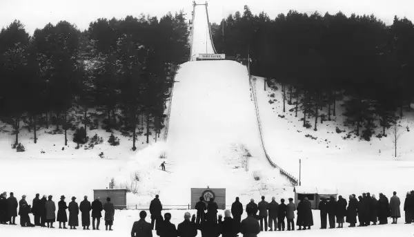 Zapomniana i już dziś nieistniejąca skocznia narciarska na Mazurach (rekonstrukcja AI) - zdjęcie 7