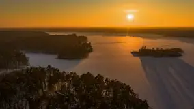 Zachód słońca nad jeziorem Nidzkim, Ruciane Nida z drona, styczeń 2026 r.  - zdjęcie 4