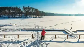 Wodnik nad jeziorem Nidzkim w zimowej scenerii, styczeń 2026 r. - zdjęcie 16