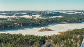 Jezioro Jędzelewo i Stare Juchy z lotu ptaka w zimowej scenerii, luty 2026 r. - zdjęcie 9