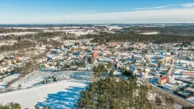 Jezioro Jędzelewo i Stare Juchy z lotu ptaka w zimowej scenerii, luty 2026 r. - zdjęcie 2
