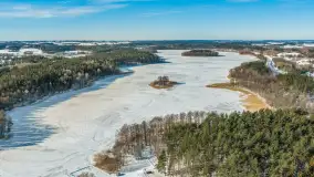 Jezioro Jędzelewo i Stare Juchy z lotu ptaka w zimowej scenerii, luty 2026 r. - zdjęcie 5