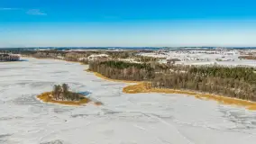 Jezioro Jędzelewo i Stare Juchy z lotu ptaka w zimowej scenerii, luty 2026 r. - zdjęcie 1