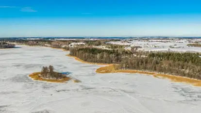 Jezioro Jędzelewo i Stare Juchy z lotu ptaka w zimowej scenerii, luty 2026 r.