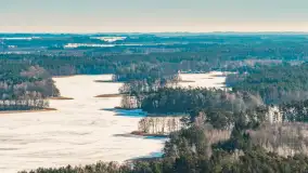 Wieś Sucholaski przy jeziorze Wydmińskim z zimowego lotu ptaka, luty 2026 r. - zdjęcie 33
