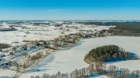 Wieś Sucholaski przy jeziorze Wydmińskim z zimowego lotu ptaka, luty 2026 r. - zdjęcie 8