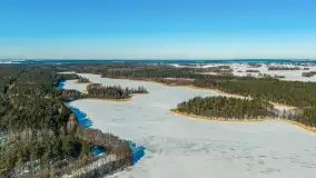 Wieś Sucholaski przy jeziorze Wydmińskim z zimowego lotu ptaka, luty 2026 r. - zdjęcie 5