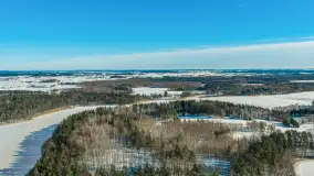 Wieś Sucholaski przy jeziorze Wydmińskim z zimowego lotu ptaka, luty 2026 r. - zdjęcie 13