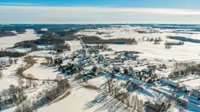 Wieś Sucholaski przy jeziorze Wydmińskim z zimowego lotu ptaka, luty 2026 r. - zdjęcie 12