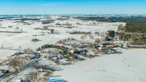 Wieś Sucholaski przy jeziorze Wydmińskim z zimowego lotu ptaka, luty 2026 r. - zdjęcie 4