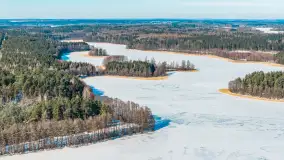 Wieś Sucholaski przy jeziorze Wydmińskim z zimowego lotu ptaka, luty 2026 r. - zdjęcie 18