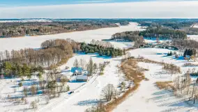 Wieś Sucholaski przy jeziorze Wydmińskim z zimowego lotu ptaka, luty 2026 r. - zdjęcie 6