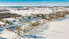 Wieś Sucholaski przy jeziorze Wydmińskim z zimowego lotu ptaka, luty 2026 r. - zdjęcie 37