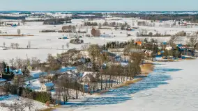 Wieś Sucholaski przy jeziorze Wydmińskim z zimowego lotu ptaka, luty 2026 r. - zdjęcie 27