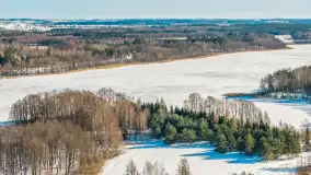 Wieś Sucholaski przy jeziorze Wydmińskim z zimowego lotu ptaka, luty 2026 r. - zdjęcie 24