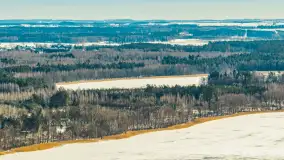 Wieś Sucholaski przy jeziorze Wydmińskim z zimowego lotu ptaka, luty 2026 r. - zdjęcie 15