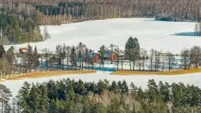 Wieś Sucholaski przy jeziorze Wydmińskim z zimowego lotu ptaka, luty 2026 r. - zdjęcie 2