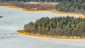 Wieś Sucholaski przy jeziorze Wydmińskim z zimowego lotu ptaka, luty 2026 r. - zdjęcie 19