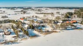 Wieś Sucholaski przy jeziorze Wydmińskim z zimowego lotu ptaka, luty 2026 r. - zdjęcie 30