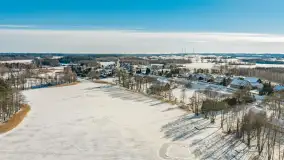 Wieś Sucholaski przy jeziorze Wydmińskim z zimowego lotu ptaka, luty 2026 r. - zdjęcie 34