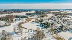 Wieś Sucholaski przy jeziorze Wydmińskim z zimowego lotu ptaka, luty 2026 r. - zdjęcie 31