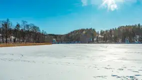 Zimowa wersja plaży w Starych Juchach, jezioro Jędzelewo - zdjęcie 32