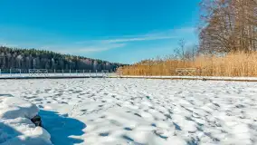 Zimowa wersja plaży w Starych Juchach, jezioro Jędzelewo - zdjęcie 1