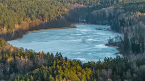Przedwiośnie z drona nad jeziorem Ublik Mały, marzec 2026 r. - zdjęcie 12